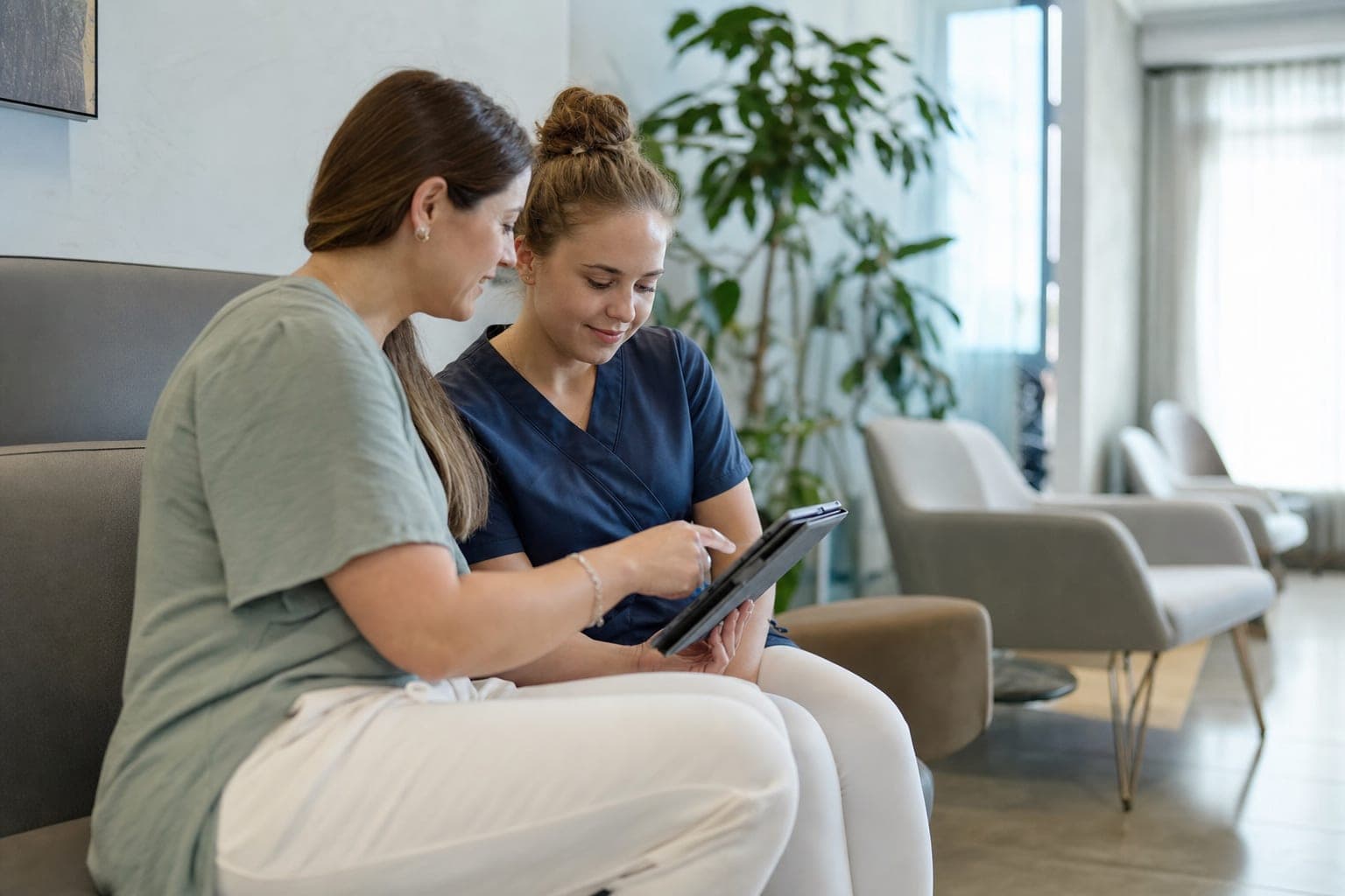 Betriebsinhaber und neue Fachkraft am Tablet in der Werkstatt